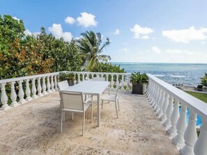 Outdoor dining - Luxurious Oceanfront Villa + Pool l Casa Blanca (Río Grande)