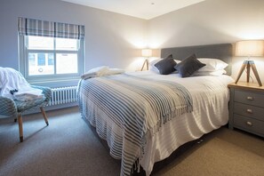 2 عدّة غرف نوم ومكواة/لوح كي وواي فاي وملاءات أسرّة