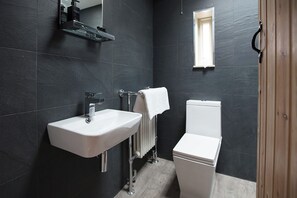 تجهيزات دش، مجففات شعر، مناشف، صابون