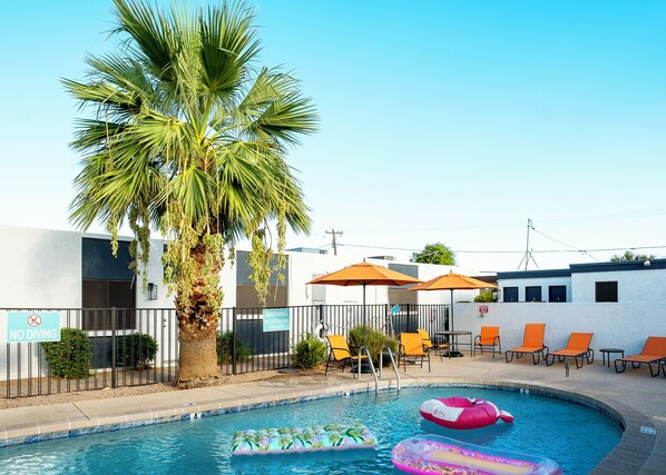 Una piscina al aire libre
