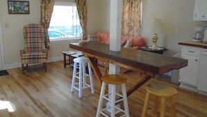 Dining - Cedar Grove Cottage Conveniently Located to all attractions. (New Bern)