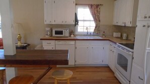 Private kitchen - Cedar Grove Cottage Conveniently Located to all attractions. (New Bern)