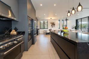 ثلاجة، ميكروويف، فرن، موقد طهي مسطح