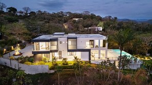 المنشأة من الخارج