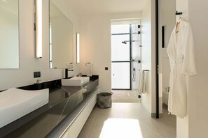 Dusche, Haartrockner, Handtücher, Seife