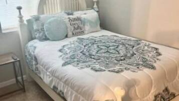 2 habitaciones, tabla de planchar con plancha, wifi y ropa de cama