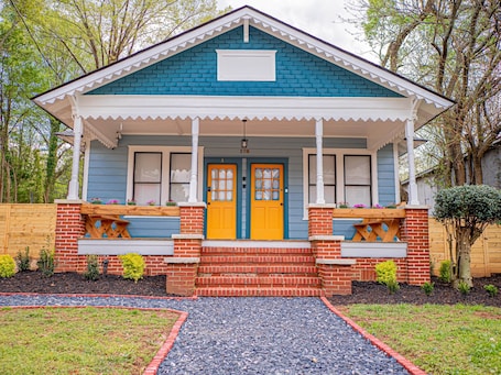 Exterior. Marietta Square's Home Away!