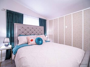 Iron/ironing board, WiFi, bed sheets - Artful Escape at Marietta Square (Marietta)