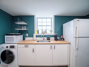 Frigorífico, microondas, placa de cocina y cafetera o tetera