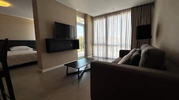 Deluxe Studio Suite, Lake View | In-room safe, free WiFi