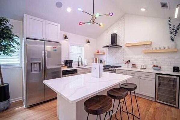 Refrigerador, microondas, horno, placa de cocina