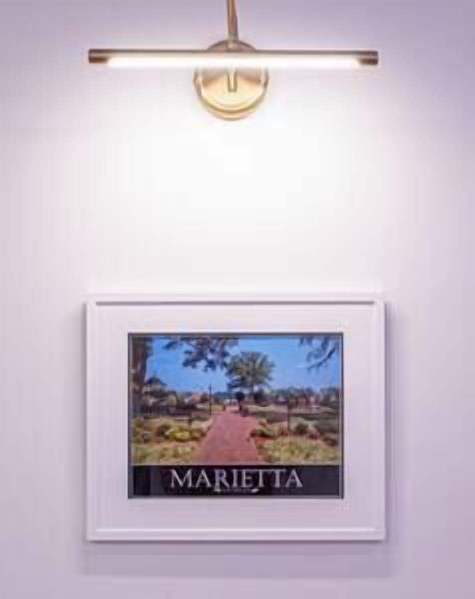 Et indrammet billede af et landskab med ordet "MARIEITA" under, hængende på en væg.