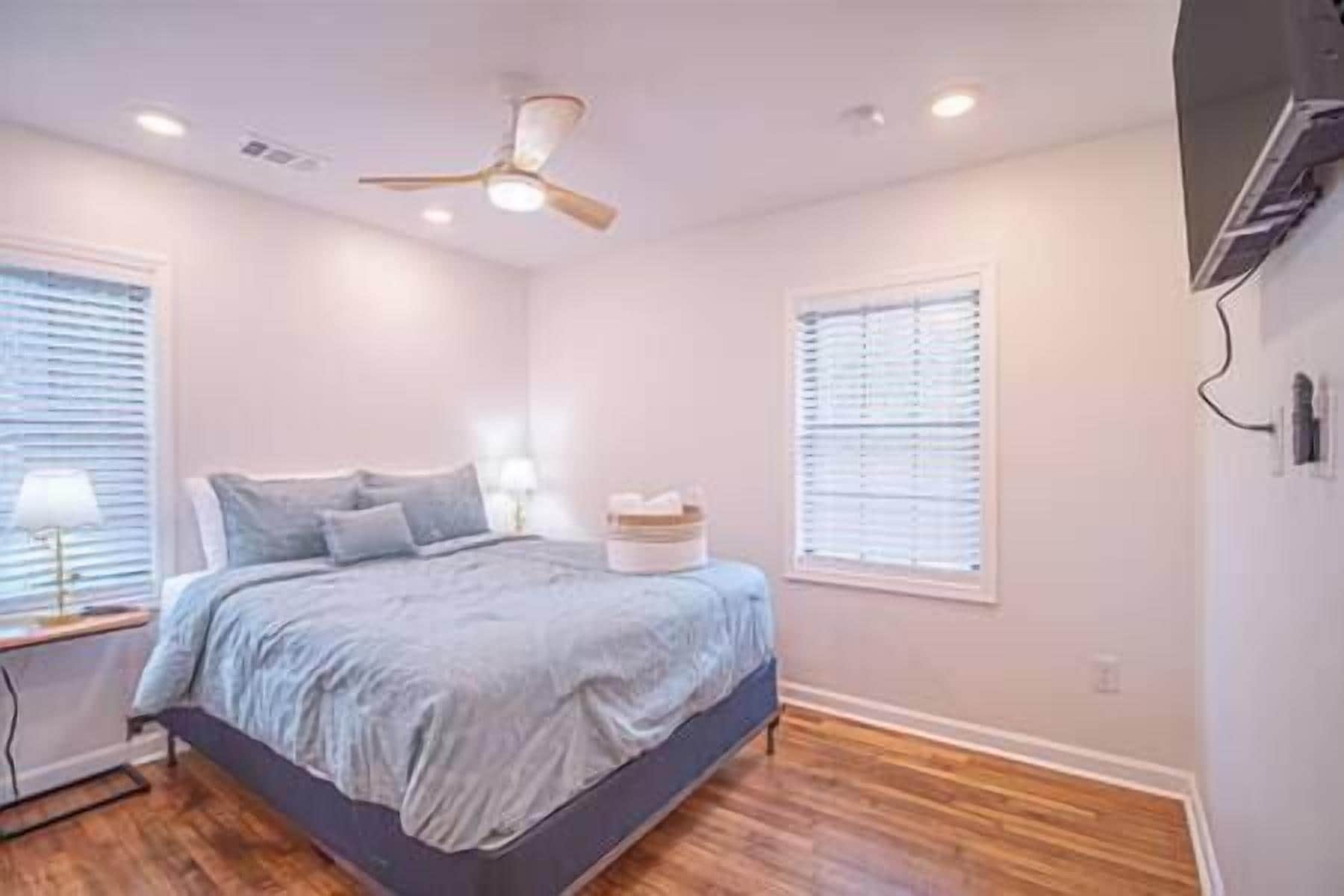 2 chambres, fer et planche à repasser, Wi-Fi, draps fournis