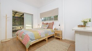 4 bedrooms, desk, bed sheets