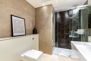 Shower, hair dryer, towels - Pepys House: A Modern Touch of History (London)