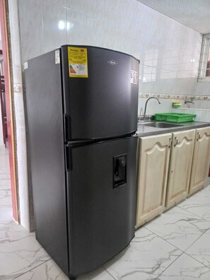 Geladeira, micro-ondas, cooktop, liquidificador