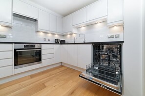Fridge, microwave, oven, dishwasher - Unique Notting Hill Garden Flat near Portobello (London)