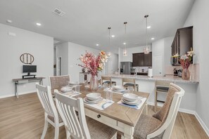 Dining - Amazing new Corporate Housing,Full amanities,Close to hospitals and power plant (Temple)