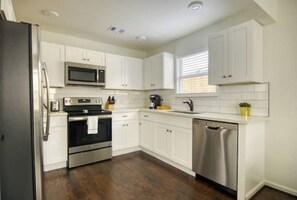 Private kitchen - Chic Style at Rosewood Flats! (Houston)