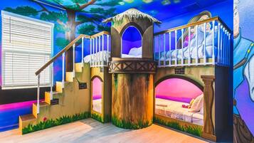 12 habitaciones, tabla de planchar con plancha y cuna de viaje