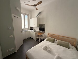 Fer et planche à repasser, Wi-Fi gratuit, draps fournis