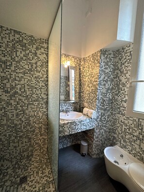 Bruser, hårtørrer, bidet, håndklæder