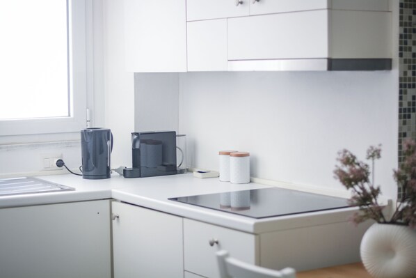 Fridge, oven, stovetop, coffee/tea maker