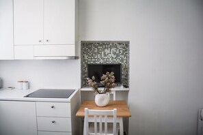 Réfrigérateur, plaque de cuisson, cafetière/bouilloire