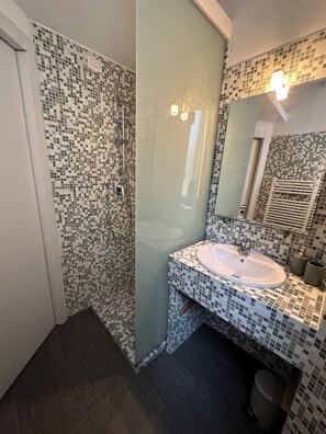 Shower, hair dryer, bidet, towels - Cadore 2 - Studio Apartment, Sleeps 2 (Milan)