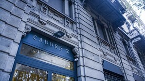 Rakennuksen julkisivussa on selkeästi esillä nimi ”CADORE 2”.