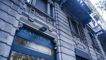Eine Gebäudefassade mit der deutlich sichtbaren Bezeichnung "CADORE 2".