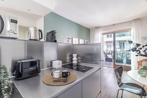 Fridge, microwave, oven, stovetop - Masera 6 - One Bedroom Apartment, Sleeps 4 (Milan)