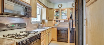 Peaceful Home Near Youngstown: Fenced Backyard!