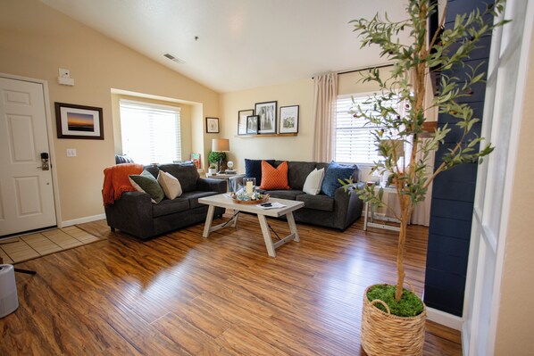 Smart TV, fireplace - Beautiful 2-bedroom condo in serene Three Rivers near Park Entrance (Three Rivers)