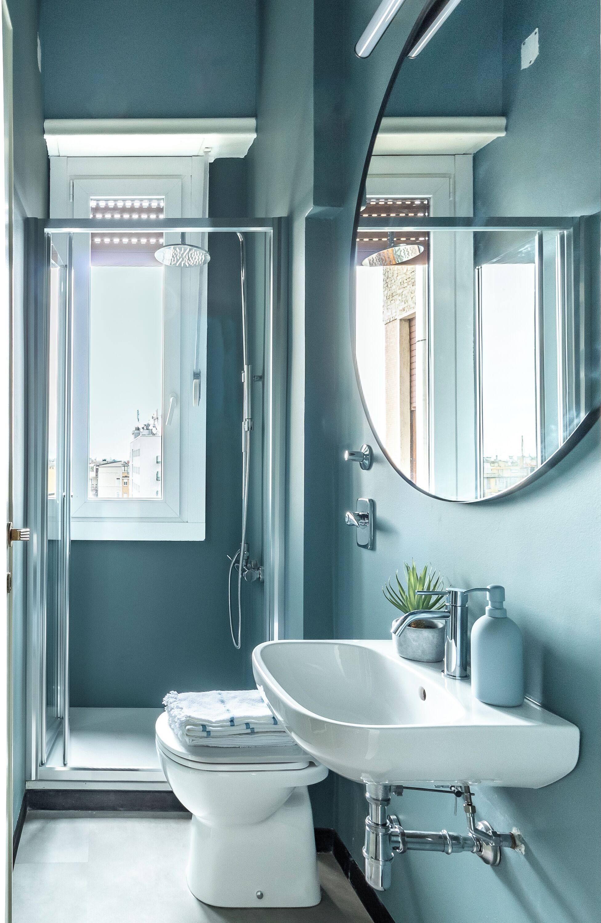 Regadera, secadora de cabello, bidet, toallas 