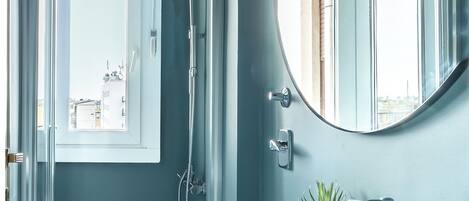 Regadera, secadora de cabello, bidet, toallas