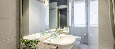 Dusche, Bidet, HandtĂŒcher, Seife