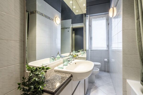 Douche, bidet, serviettes fournies, savon