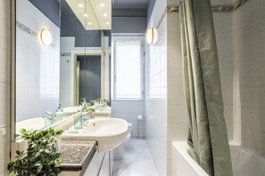 Douche, bidet, serviettes fournies, savon