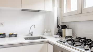 Frigorifero, microonde, forno, piano cottura