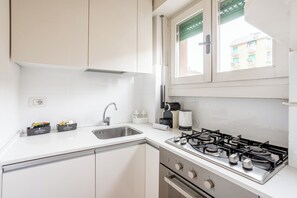 Réfrigérateur, micro-ondes, four, plaque de cuisson