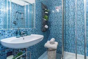 Douche, sèche-cheveux, bidet, serviettes fournies