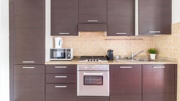 Frigorifero, microonde, forno, piano cottura