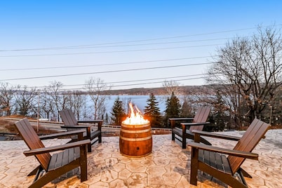 A showpiece, modern, lake-view marvel w/ Hot Tub, Chef's Kitchen