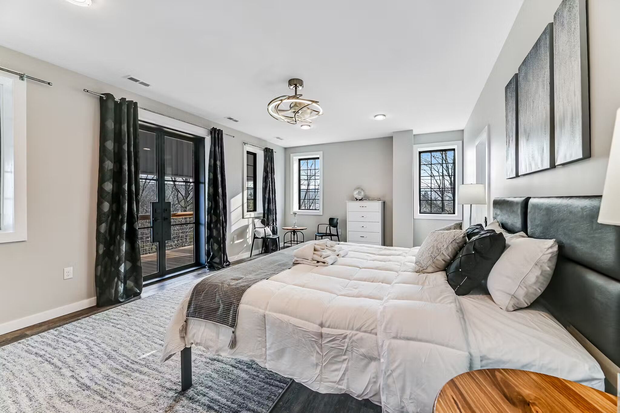 5 bedrooms, iron/ironing board, WiFi, bed sheets