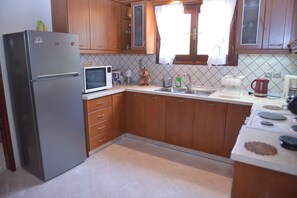 Deluxe House, Garden View | Private kitchen | Electric kettle