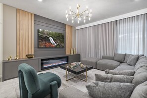 Smart TV, fireplace - Last Minute Disney! Private Pool, Hot Tub & Themed Bedrooms. Book Now! #119731 (Orlando)