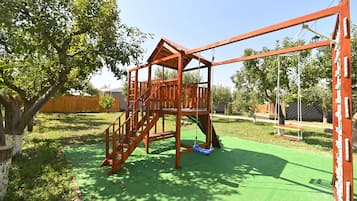 Tempat bermain anak - outdoor