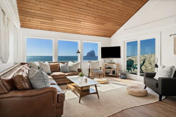 Smart TV - Bright and Airy Beachfront Bungalow w/hot tub overlooking Haystack rock! (Cloverdale)