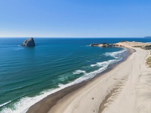 On the beach - Bright and Airy Beachfront Bungalow w/hot tub overlooking Haystack rock! (Cloverdale)